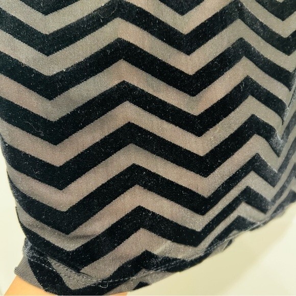 Bobeau Black Zig Zag Velvet Burnout Short Sleeve Boxy Blouse Women's Sz. Medium - Picture 3 of 6